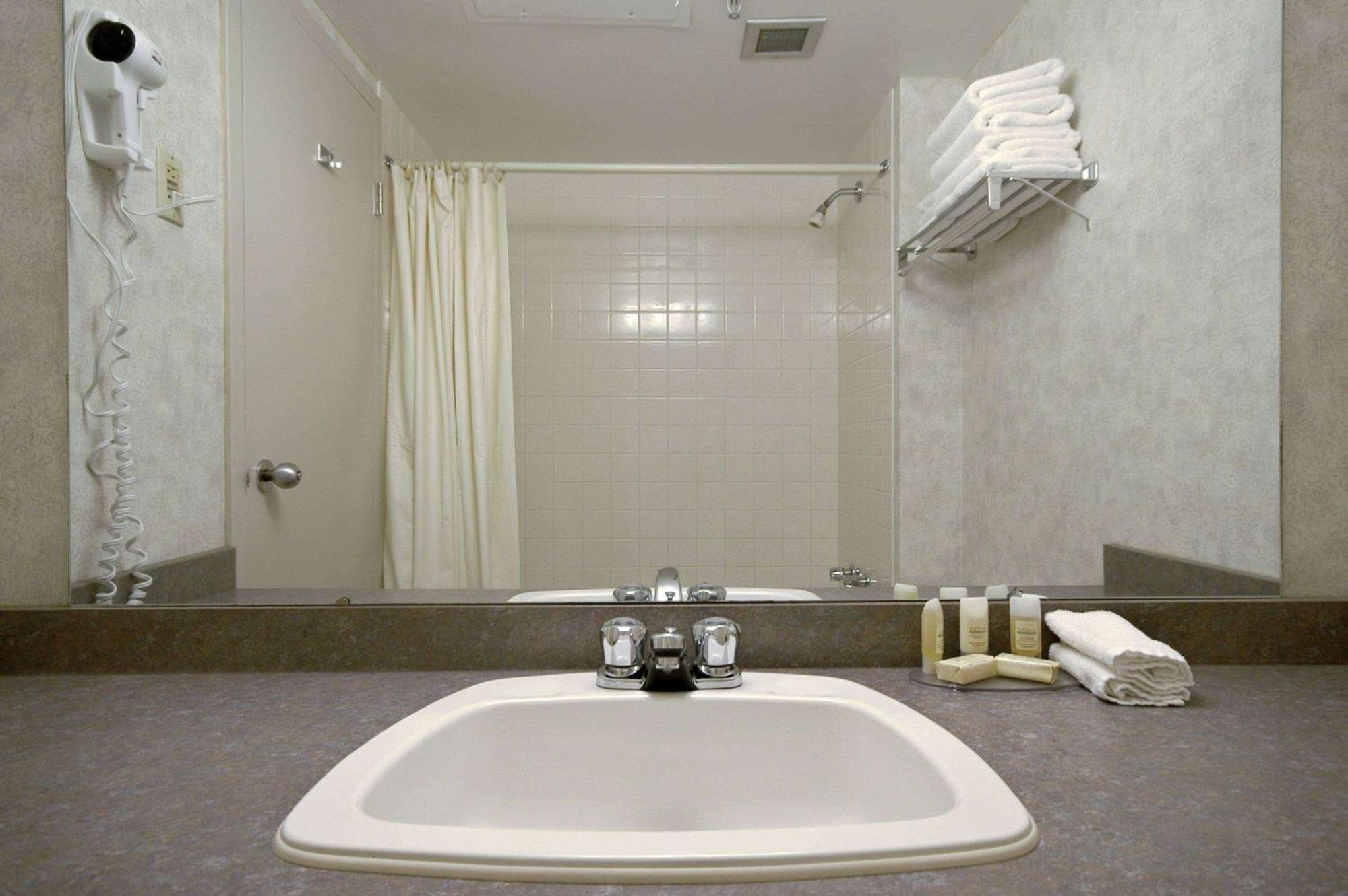 Howard Johnson By Wyndham Portage La Prairie Exteriör bild