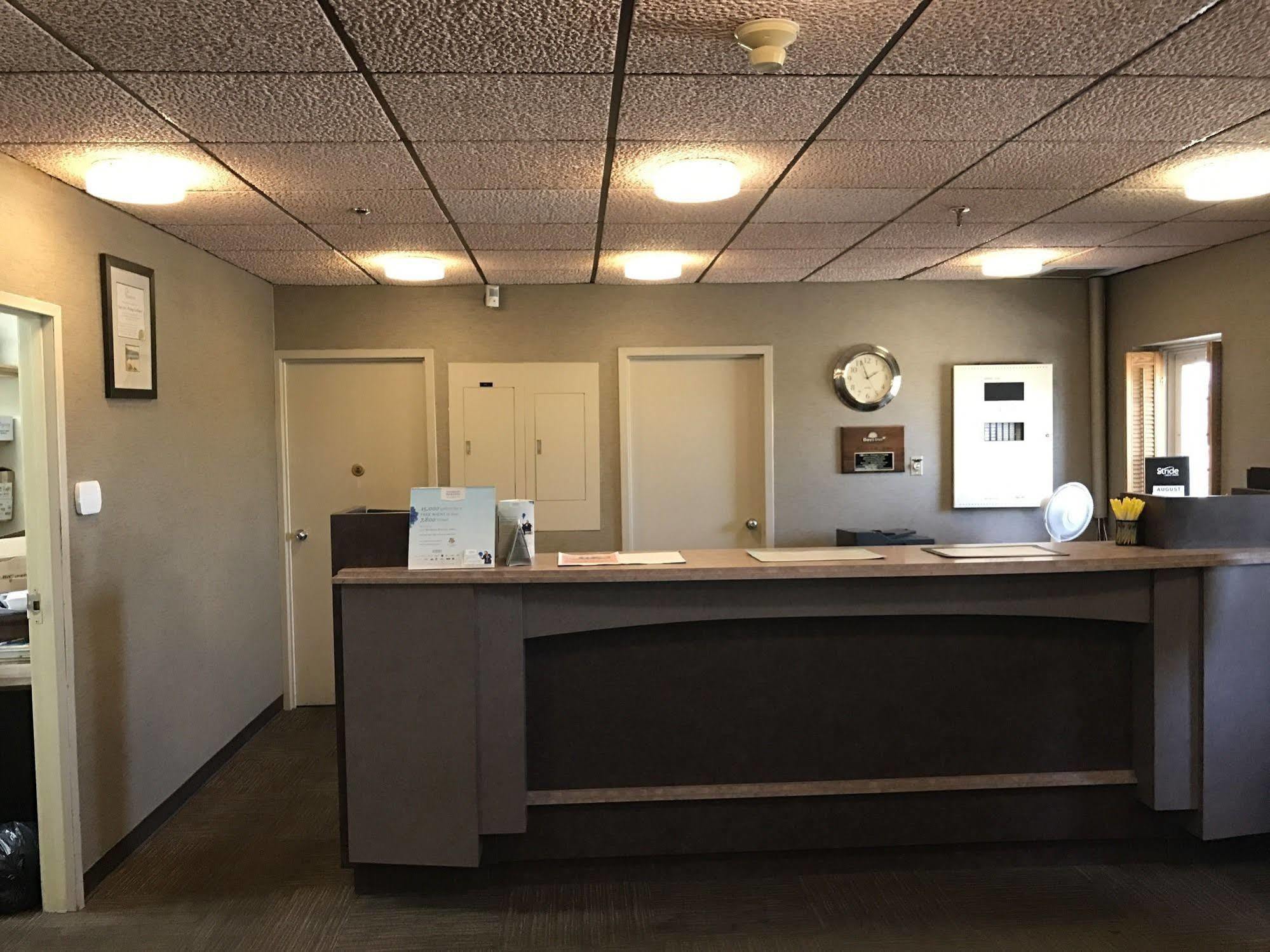 Howard Johnson By Wyndham Portage La Prairie Exteriör bild