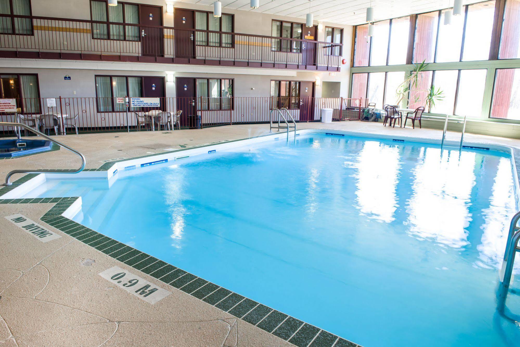 Howard Johnson By Wyndham Portage La Prairie Exteriör bild