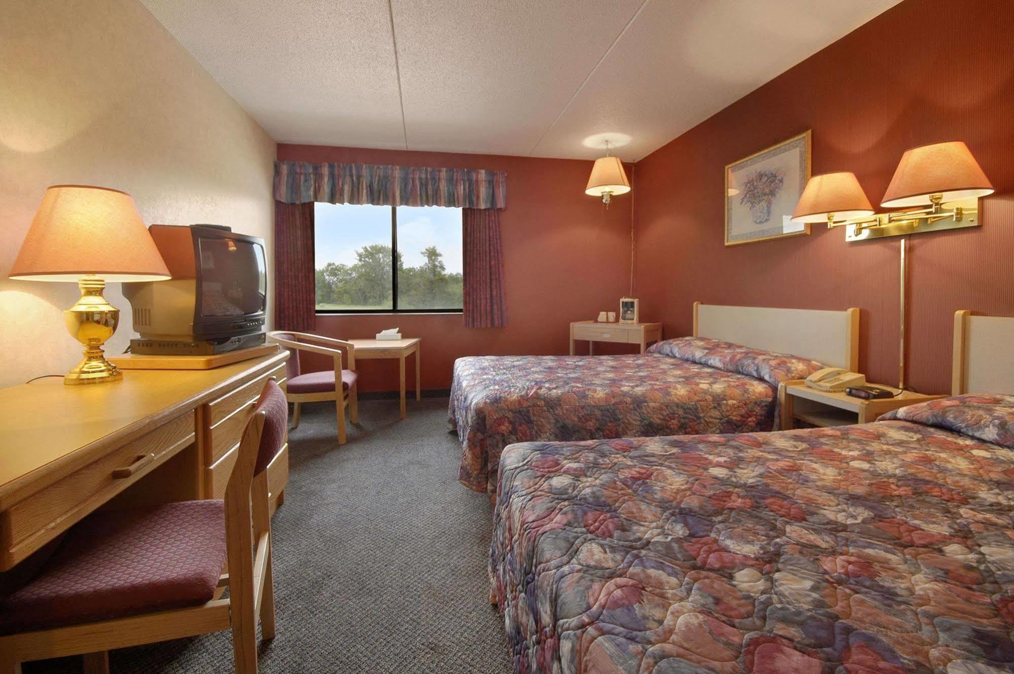 Howard Johnson By Wyndham Portage La Prairie Exteriör bild